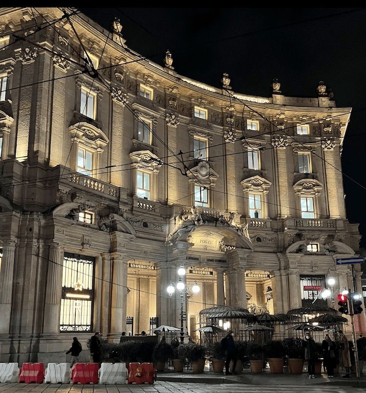 Photo of Milano Starbucks Reserve, housed inside an old poste building from the 1800s